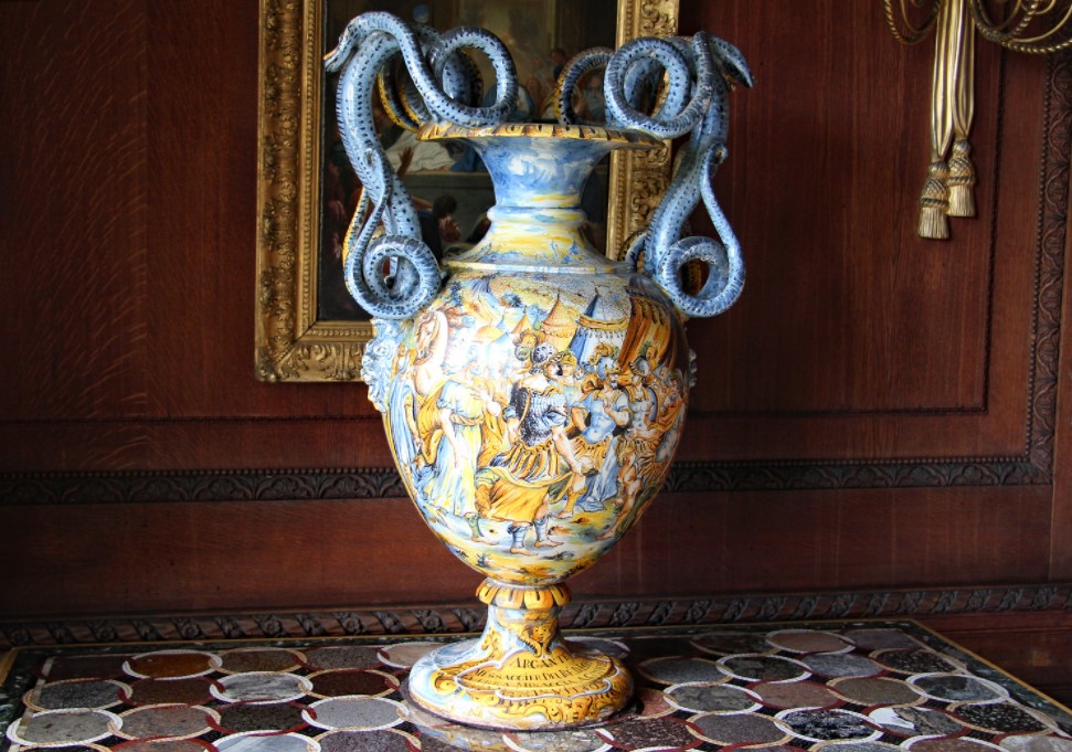 Оригинальная ваза с росписью идеально подойдет для классического интерьера