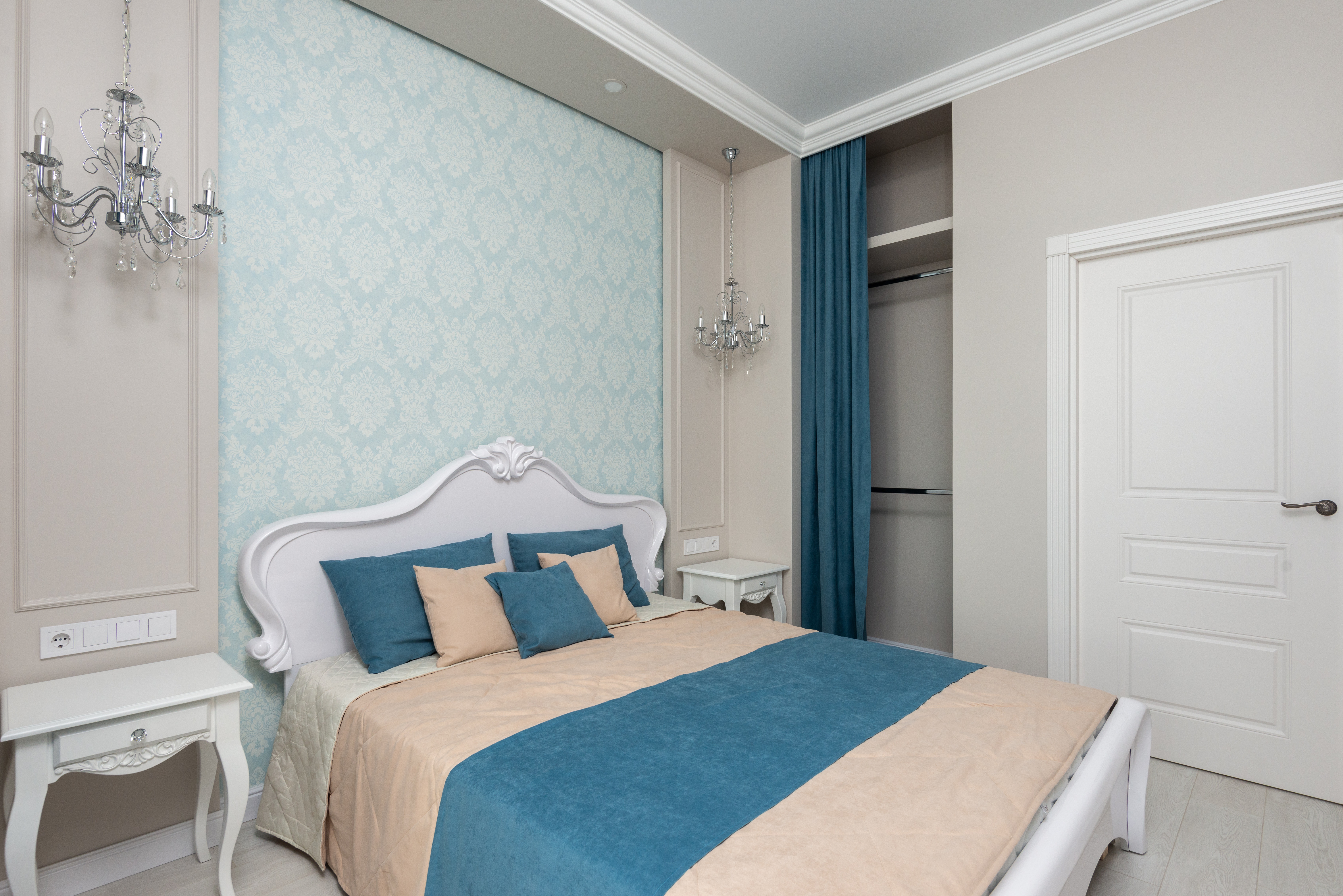 Спальня в английском стиле, пастельные сдержанные тона отлично дополняет темно-голубой плед.