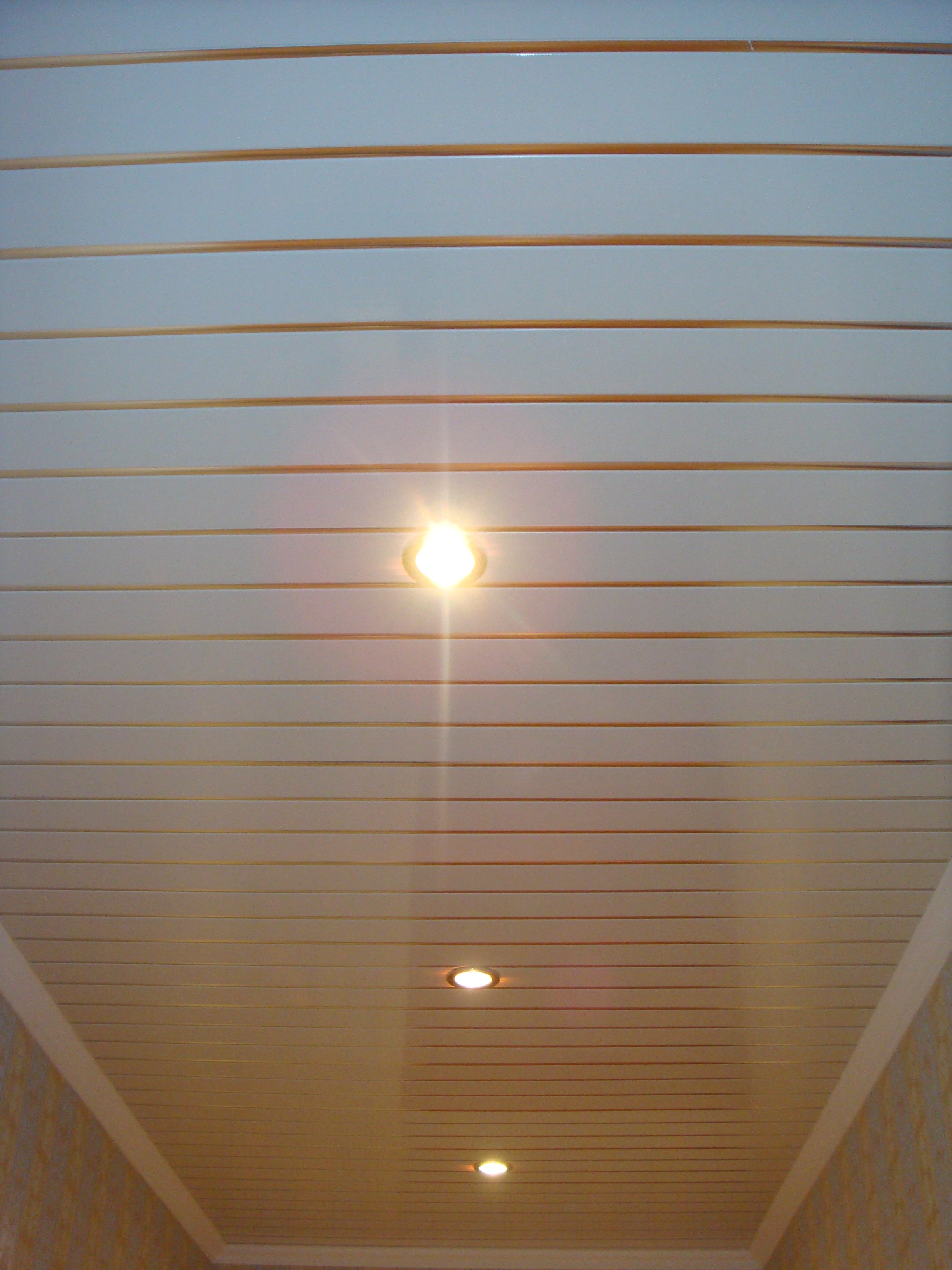 Потолок с поперечными полосами.