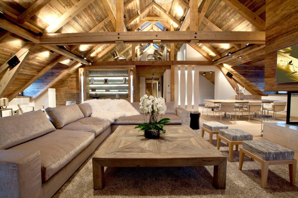 Деревянные балки на потолке можно дополнить стильно подсветкой