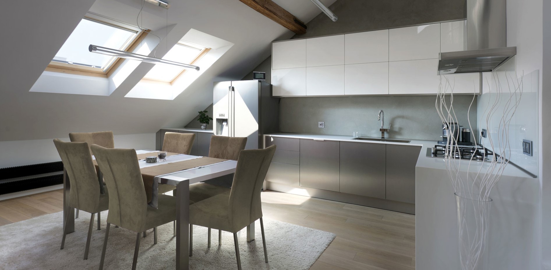 Для создания интерьера в стиле лофт можно использовать кухонный гарнитур серого и белого цвета без лишнего декора
