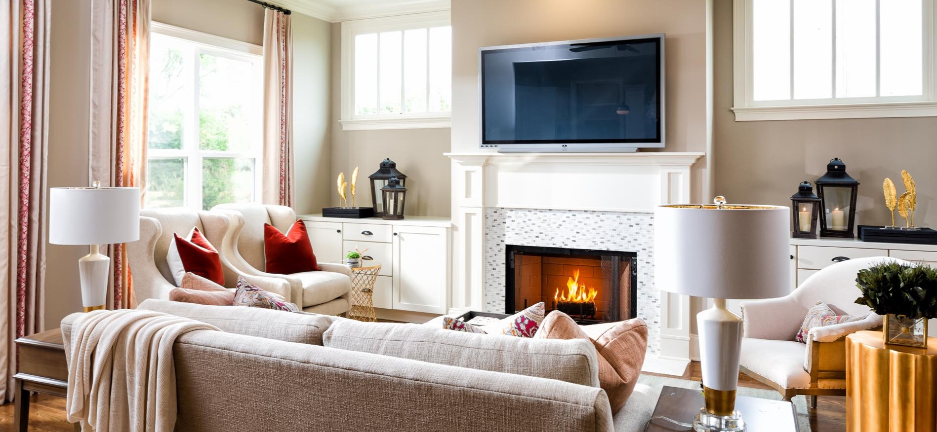 Правила оформления ТВ-зоны в гостиной: примеры размещения телевизора в интерьере