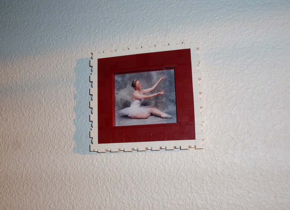 На стене из гипсокартона можно размещать только небольшие и легкие картины