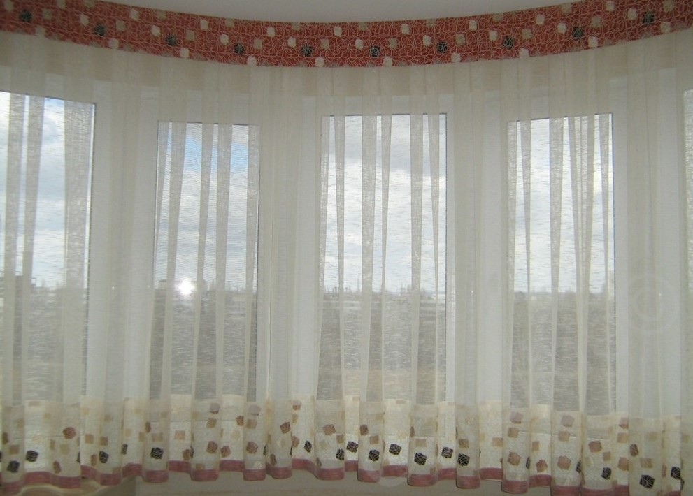 Оформление балконного окна прозрачными занавесками 