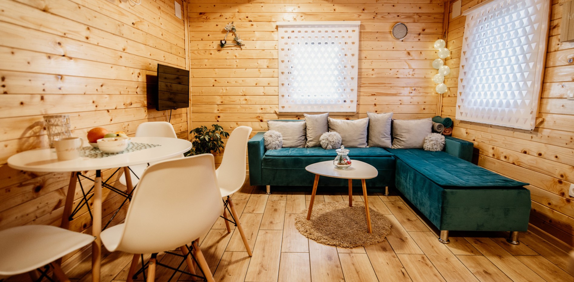 Деревянная отделка стен создает уютную атмосферу в частном доме 