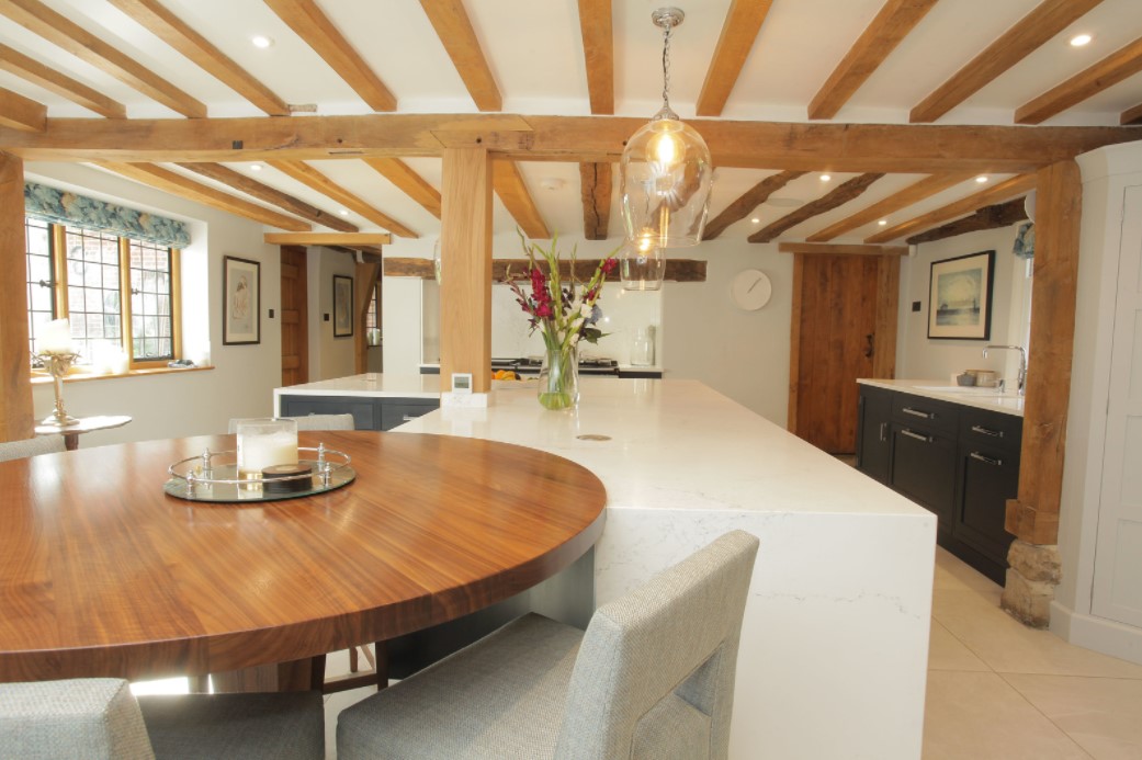 Деревянные потолочные балки являются оригинальным интерьерным решением для частного дома