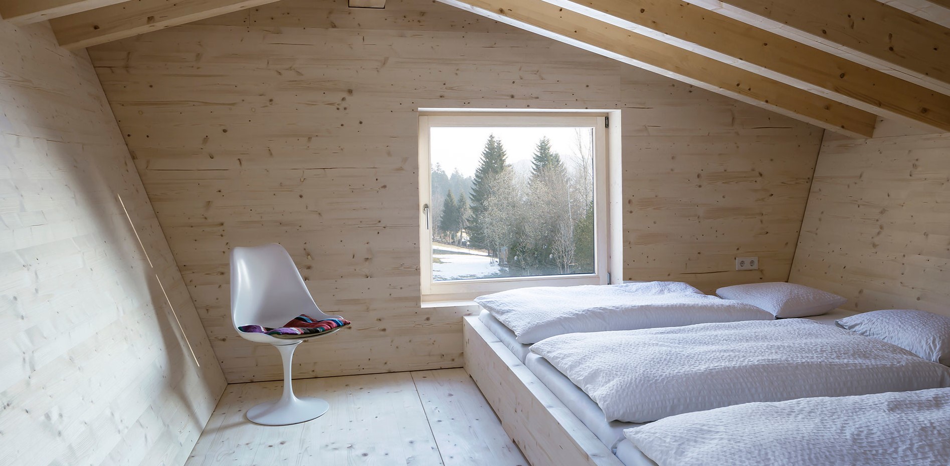 На чердаке частного дома можно создать уютную спальню для гостей