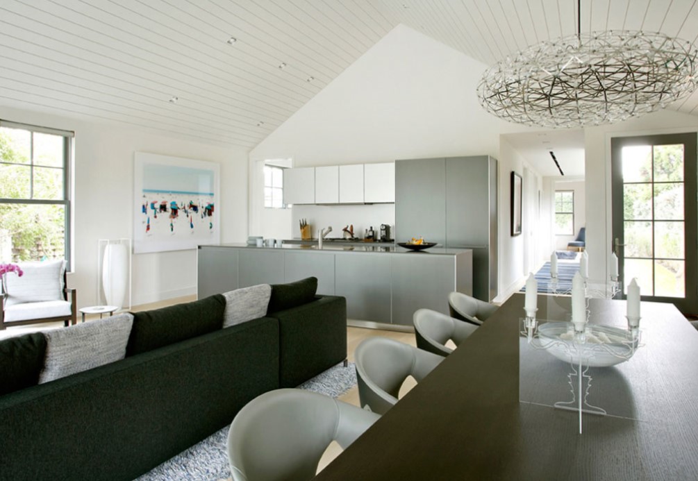 Серый кухонный гарнитур с гладкими фасадами является современным решением для частного дома