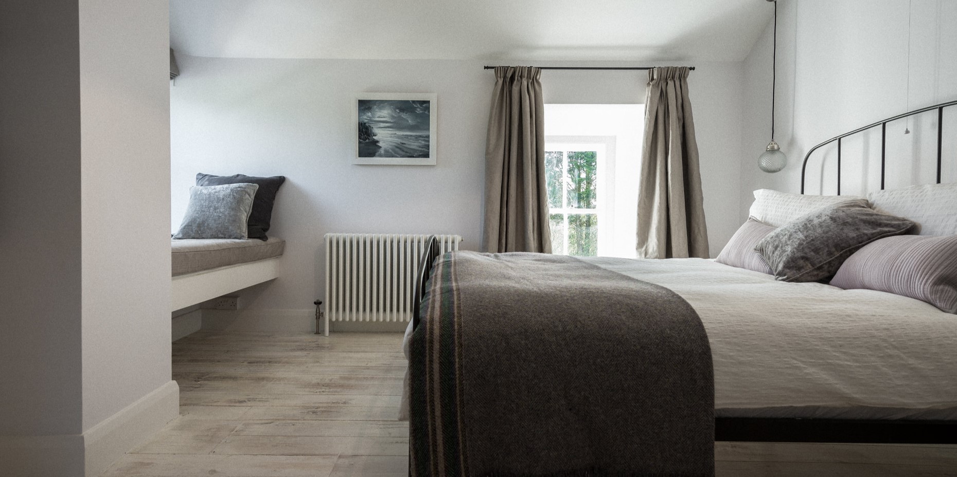 С помощью серых оттенком можно создать стильный и современный интерьер спальни