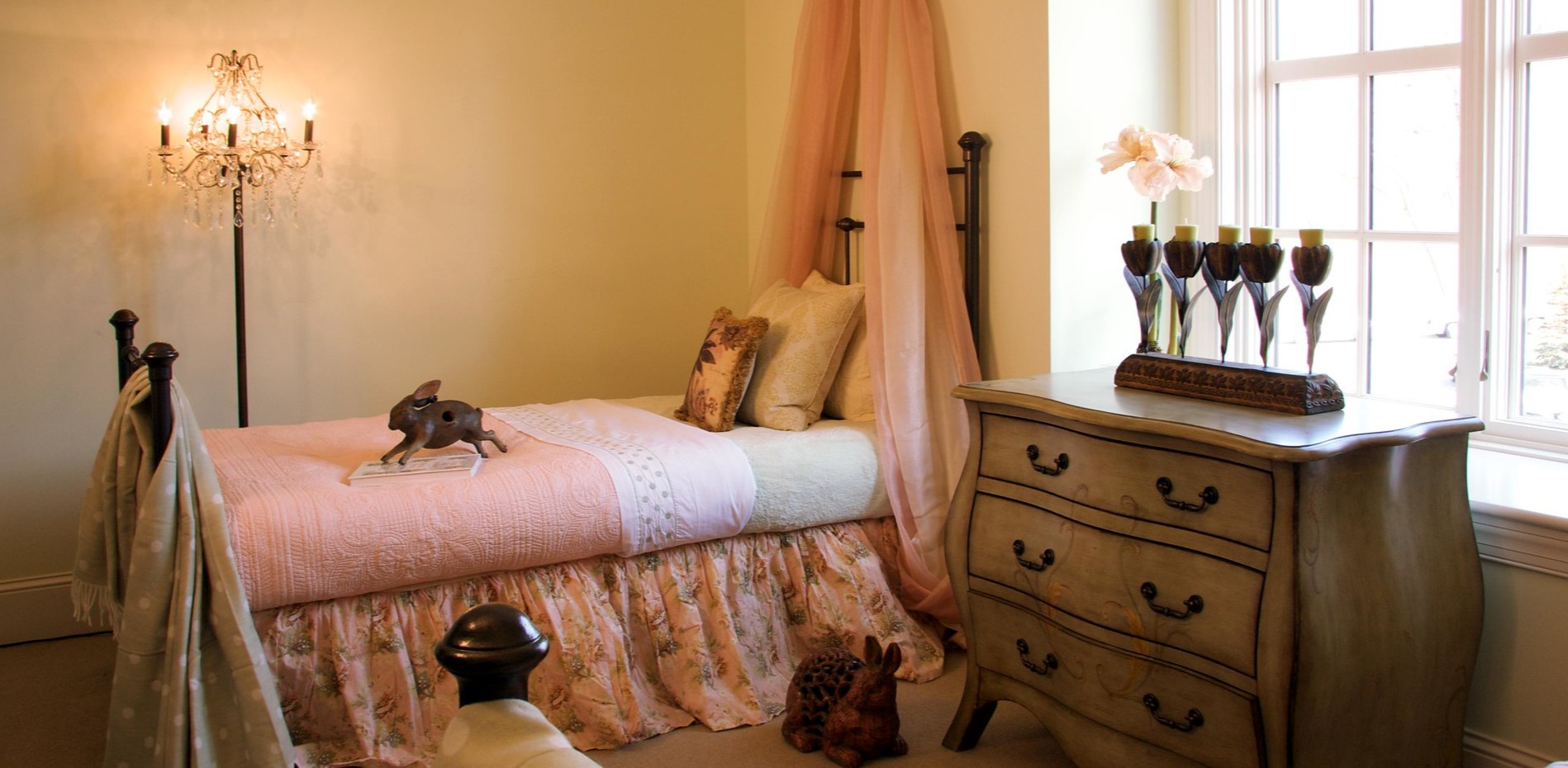 В небольшой спальне можно поставить функциональный комод для хранения вещей и кровать