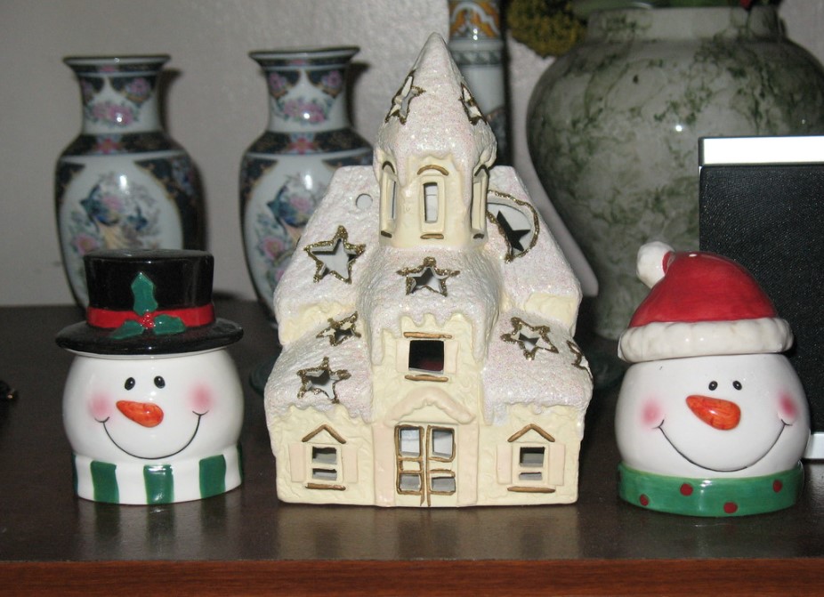 Декоративные снеговики создадут праздничную атмосферу в комнате