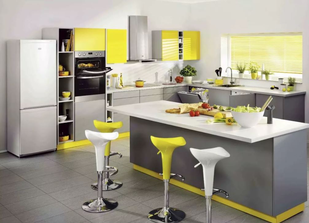 Сочный желто-лимонный цвет барных стульев создает настроение и перекликается с фасадами кухонной мебели