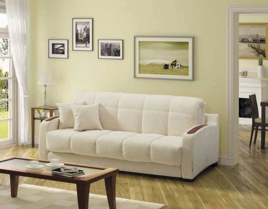 Белый диван дополняет светлые тона интерьера