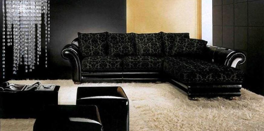 Черный диван в просторной гостиной выглядит статусно и богато