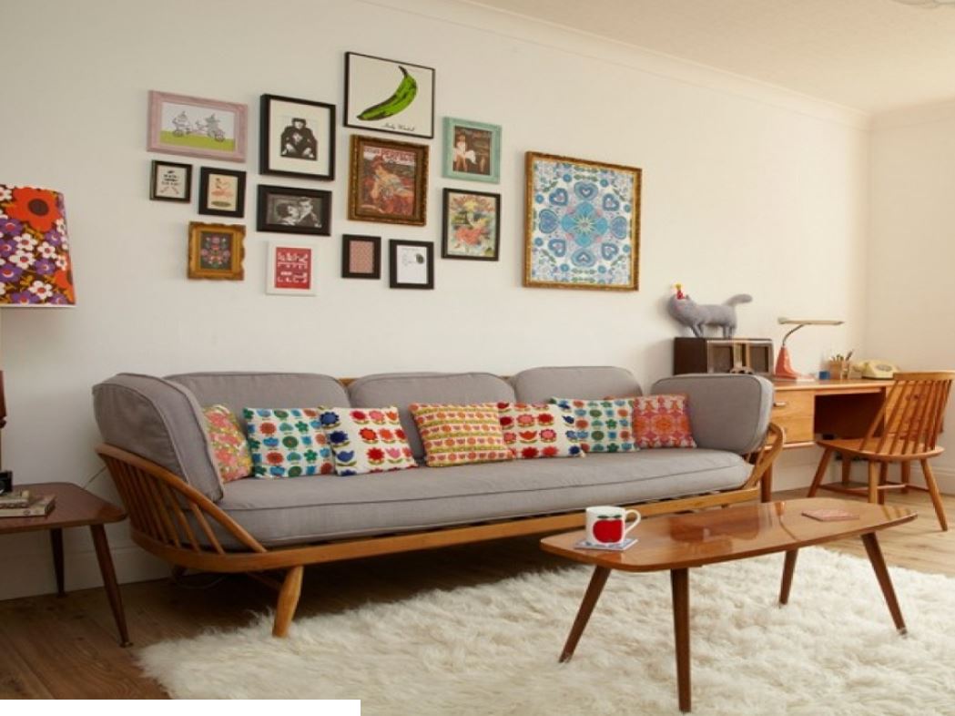 Интерьер гостиной с журнальным столиком и диваном в стиле ретро