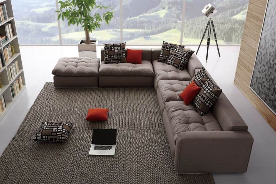 Расцветка углового дивана идеально сочетается с обстановкой гостиной