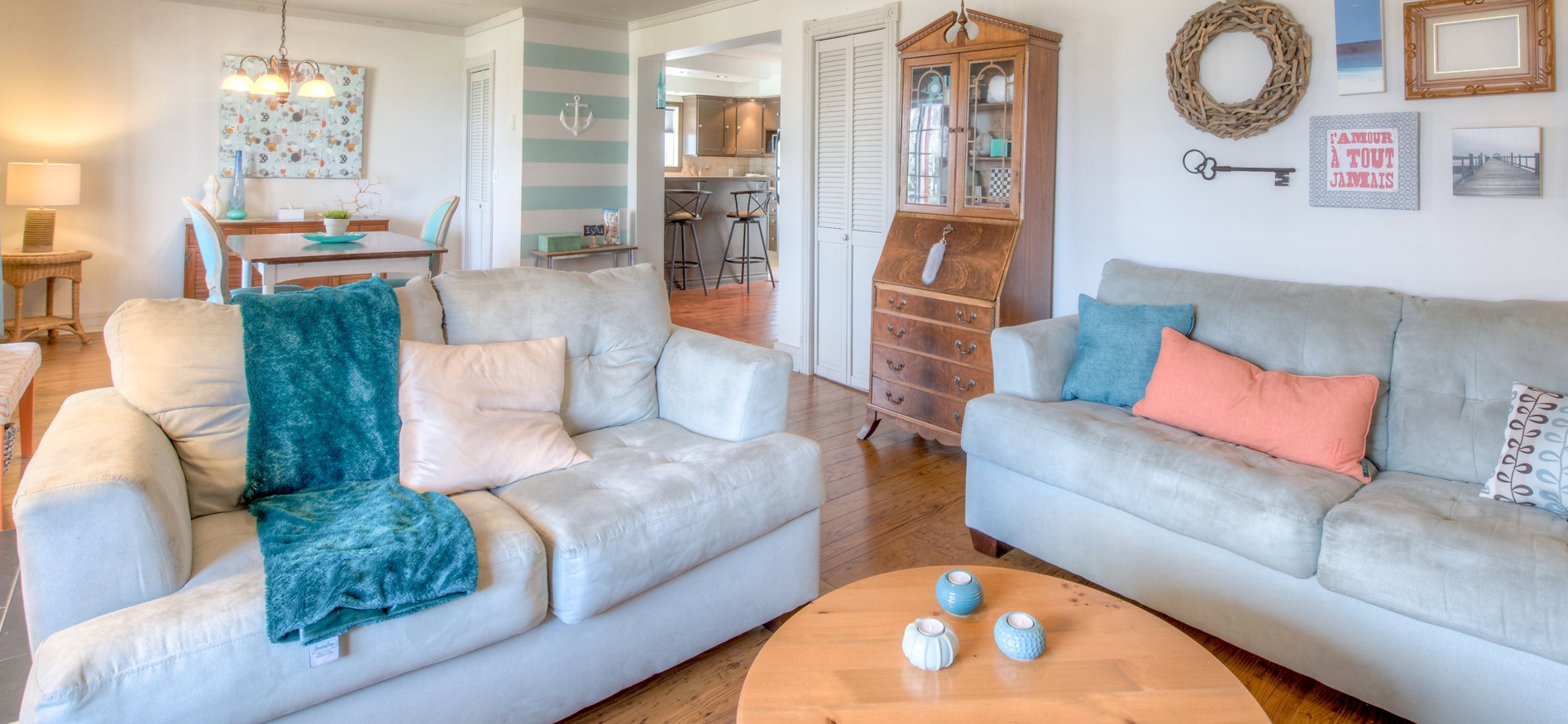 Голубой диван отлично подходит для современной гостиной, оформленной в белом и сером цвете