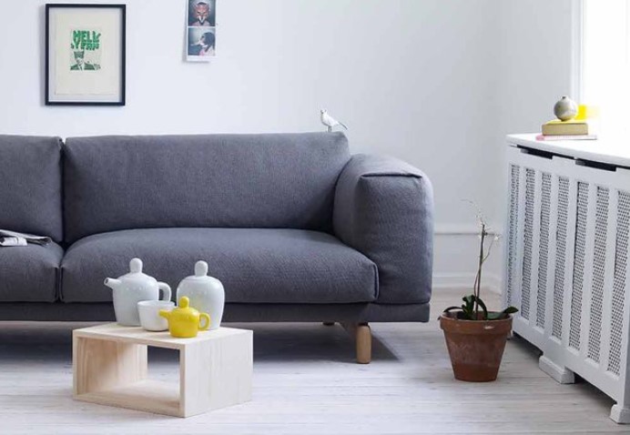 В большой гостиной можно использовать несколько диванов, оформленных в одном стиле 