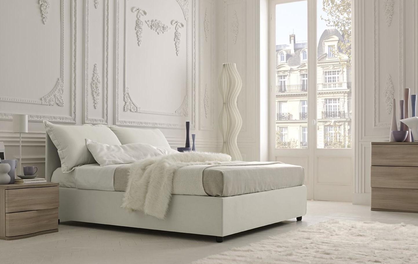 Белая кровать подходит под интерьер комнаты