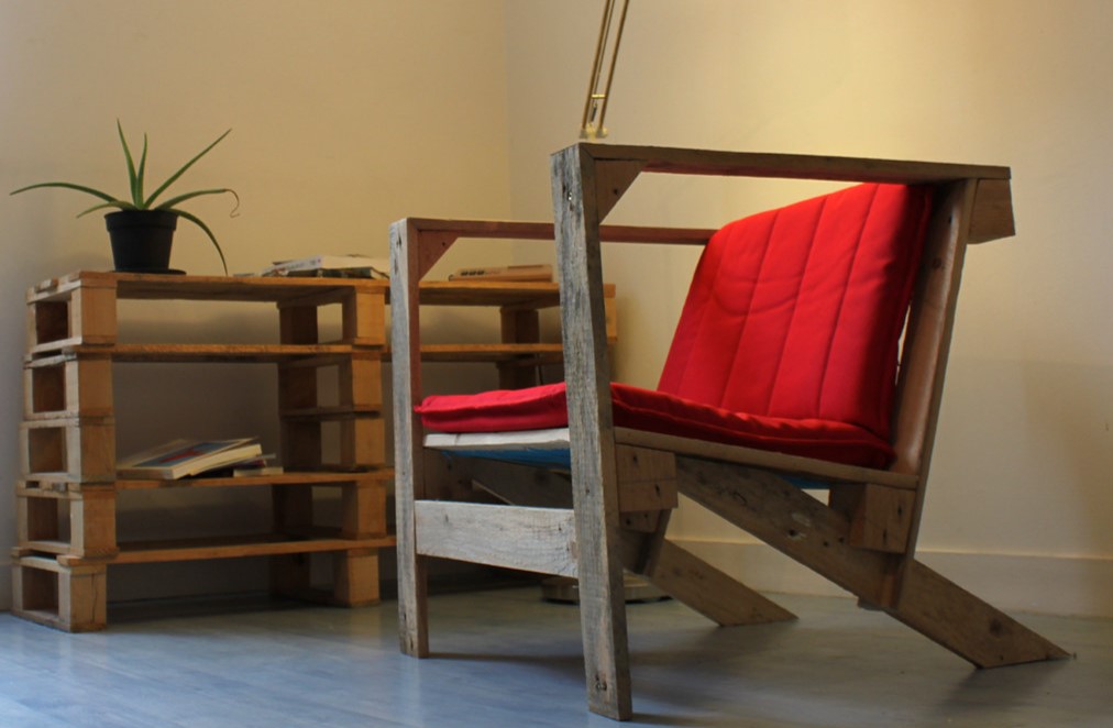Необычное дизайнерское кресло с деревянными подлокотниками