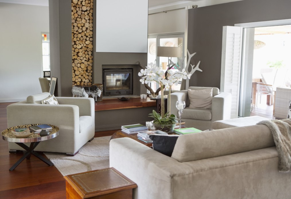 Под цвет кресел можно подобрать удобный диван для гостиной