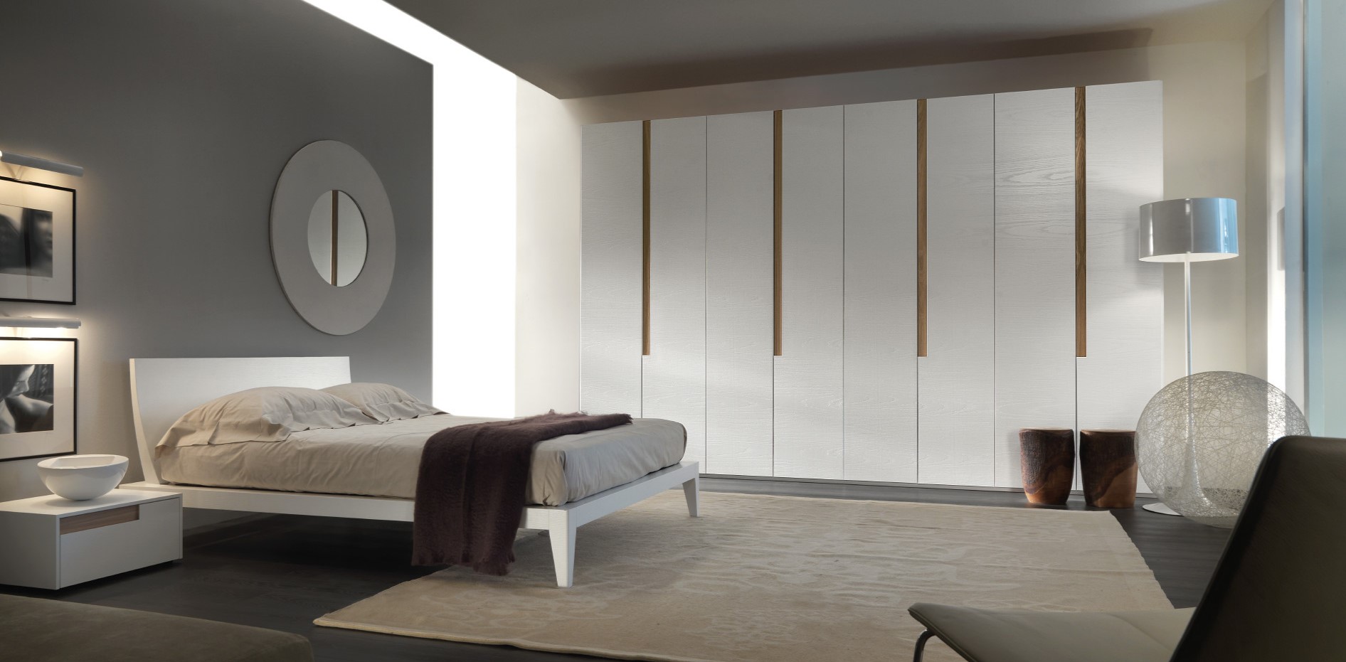 Белый шкаф с легкой фактурой дерева идеально подойдет для современного интерьера