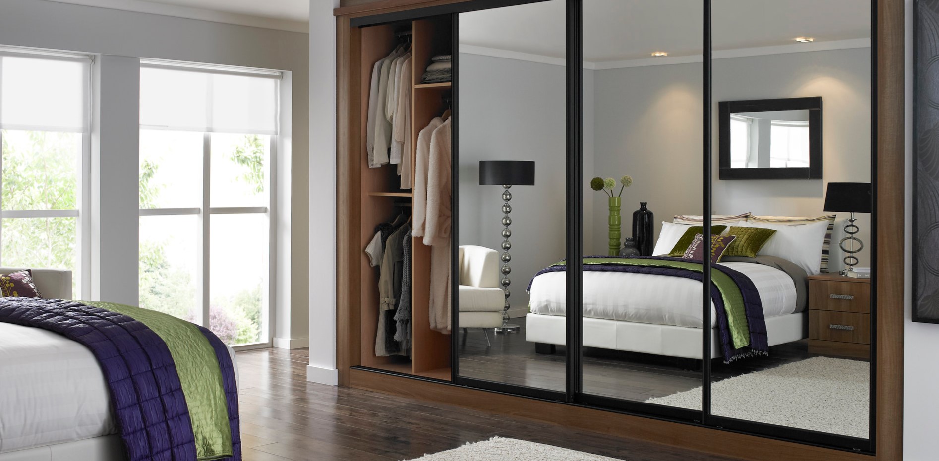 Шкаф с зеркальными дверцами позволит визуально увеличить комнату