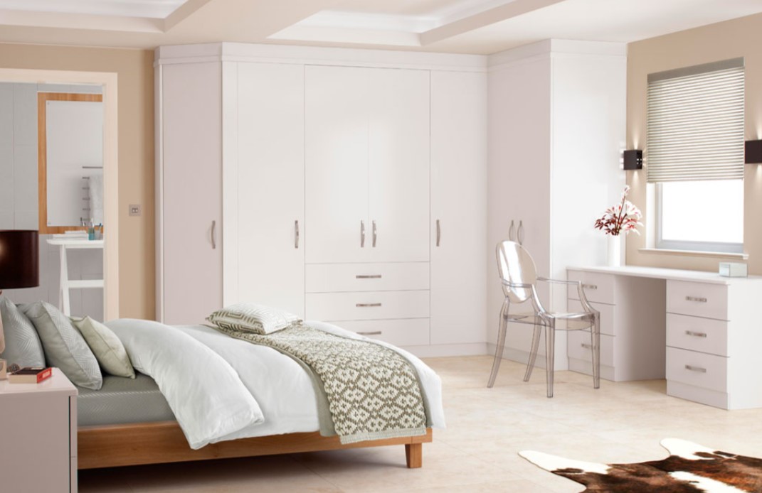 Белый шкаф без лишнего декора можно использовать в современном интерьере спальни