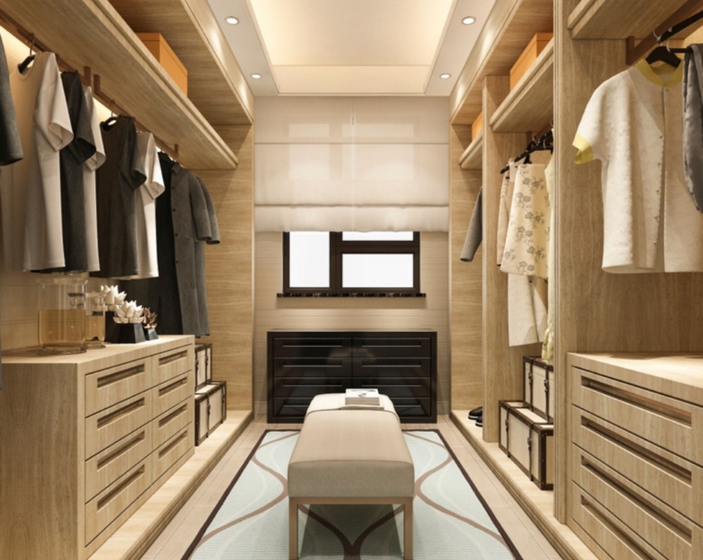 В большой квартире можно сделать отдельную гардеробную комнату с выдвижными ящиками и полками