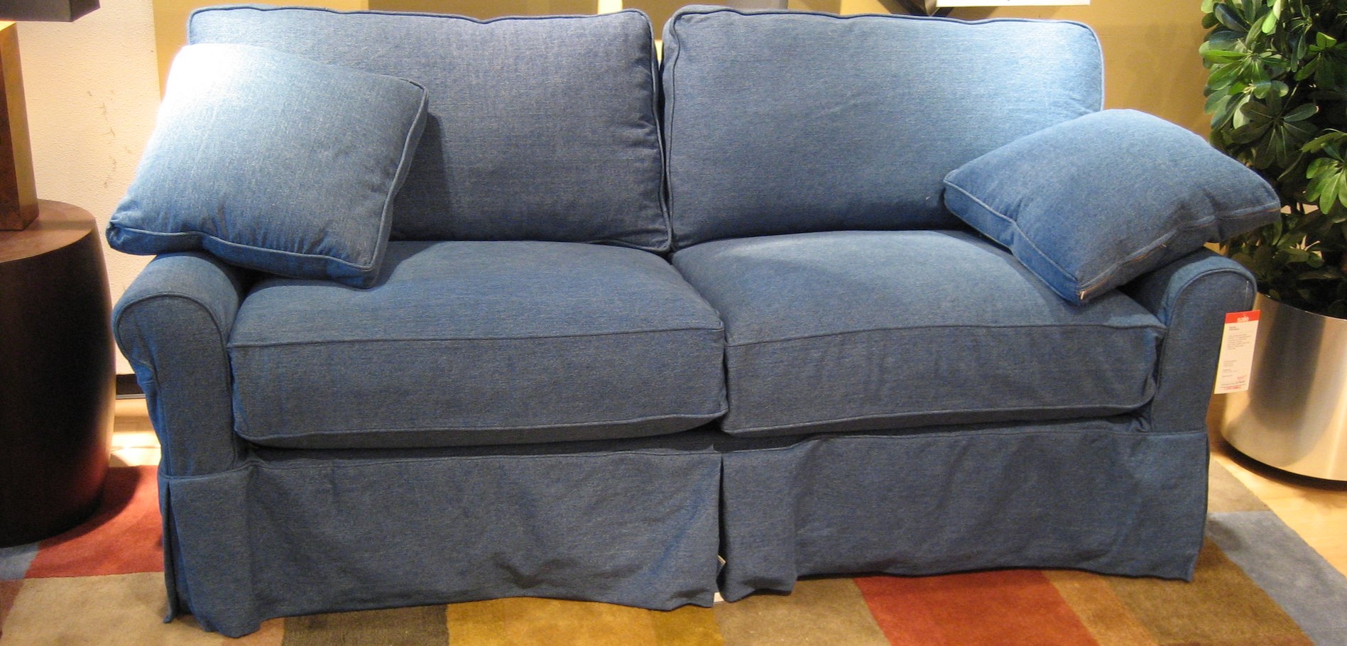 Синий шенилловый диван можно использовать в качестве акцента в интерьере гостиной