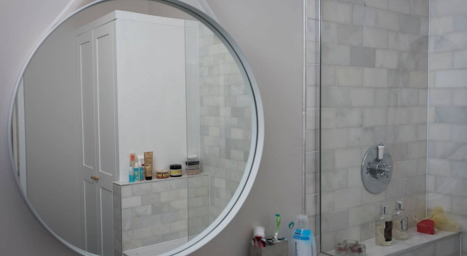 Круглое зеркало позволит создать элегантную атмосферу в интерьере 