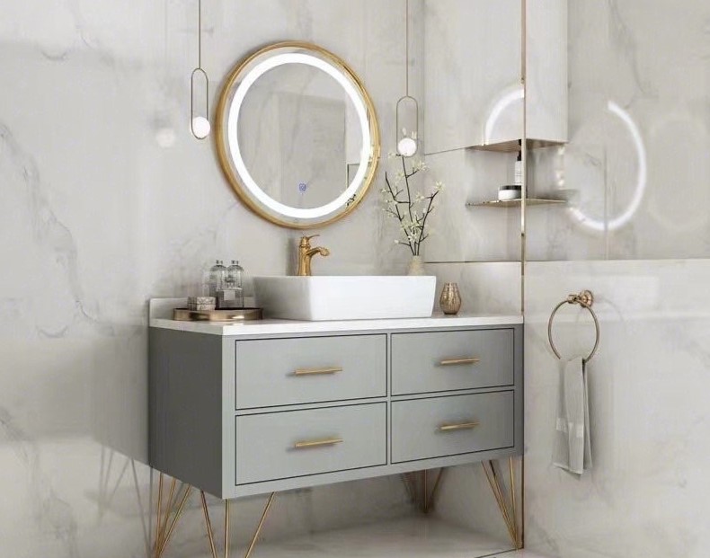 Круглое зеркало с подсветкой в интерьере современной ванной