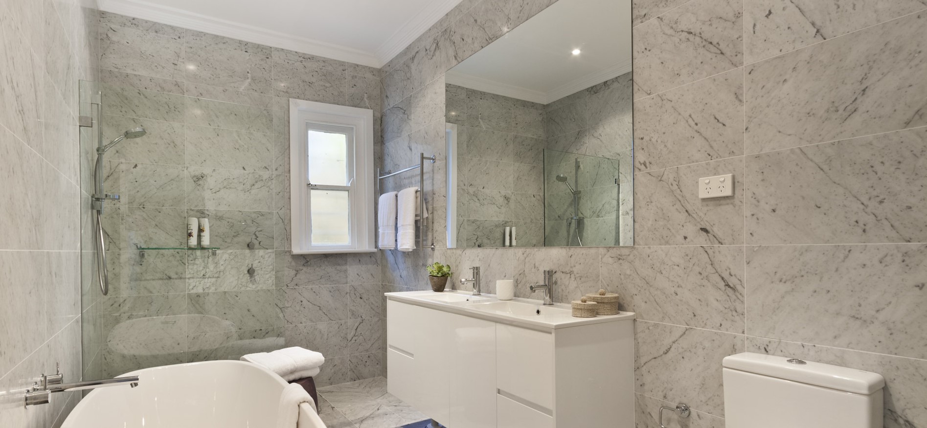 Зеркало без рамы можно использовать в интерьере ванной в стиле минимализм