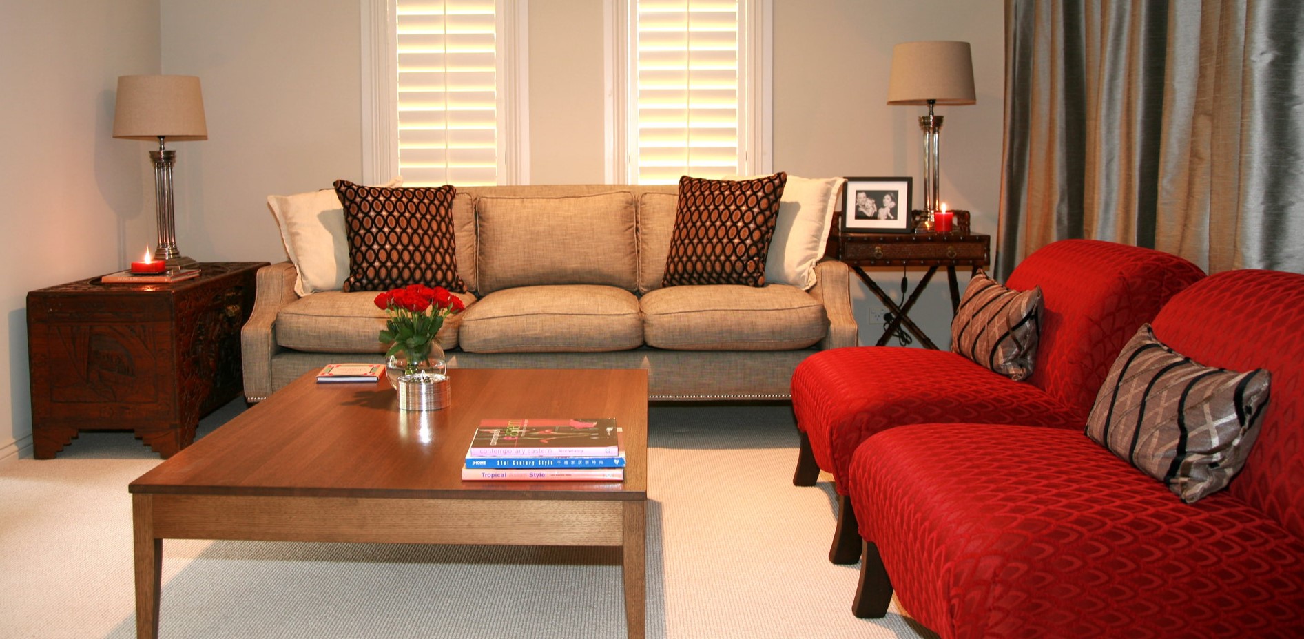 Для оформления гостиной как у Дженнифер Энистон рекомендуется использовать деревянную мебель в классическом современном стиле