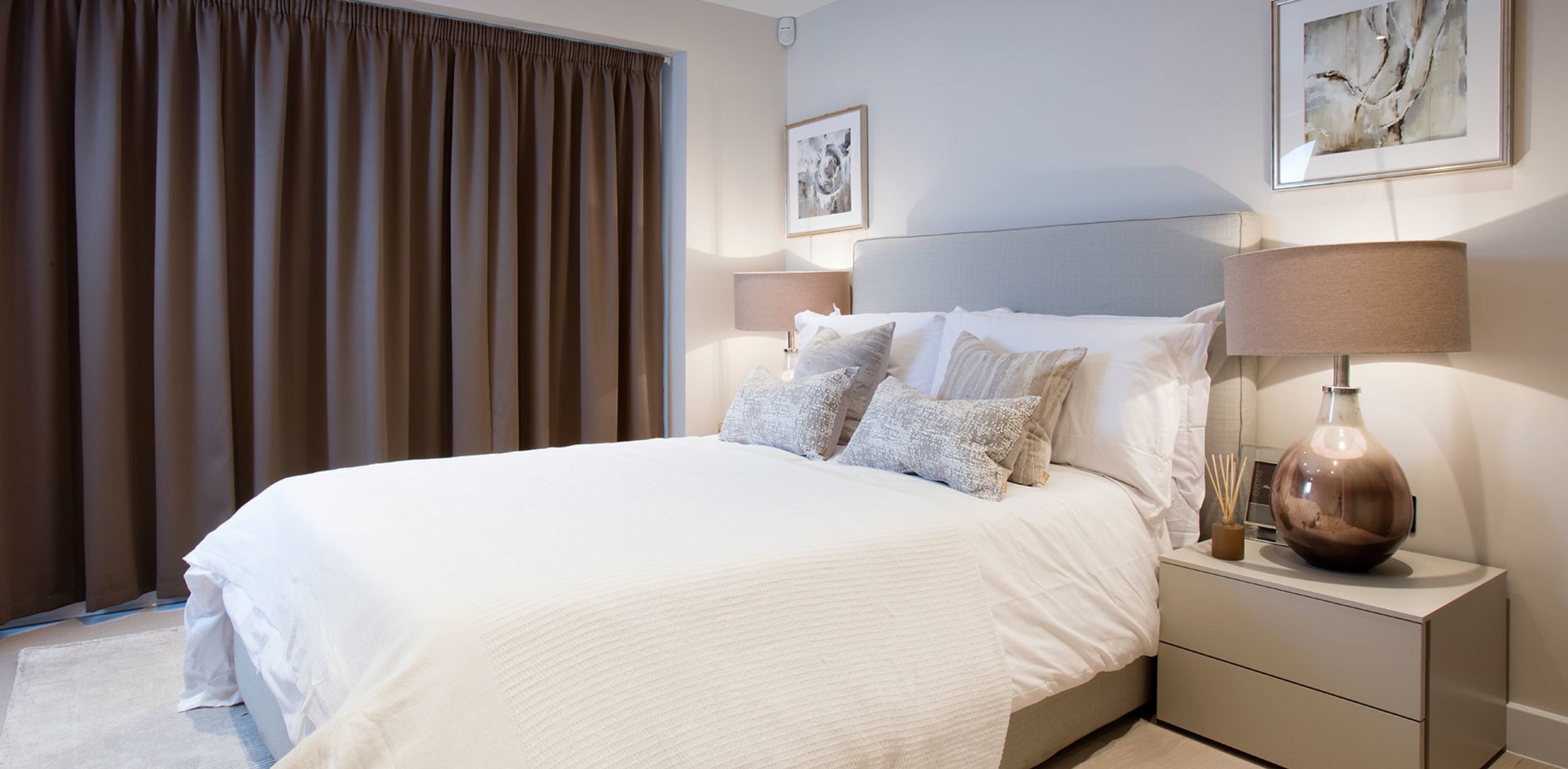 С помощью коричневых штор можно выделить зону спальни в большой комнате