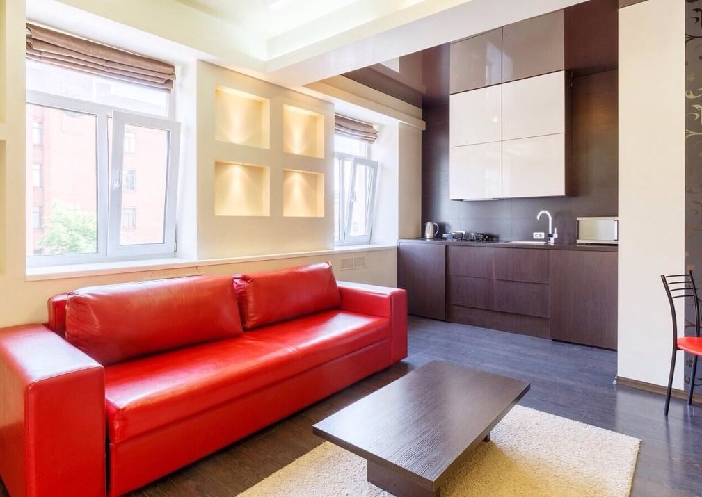 С помощью яркого акцентного дивана можно визуально выделить зону гостиной