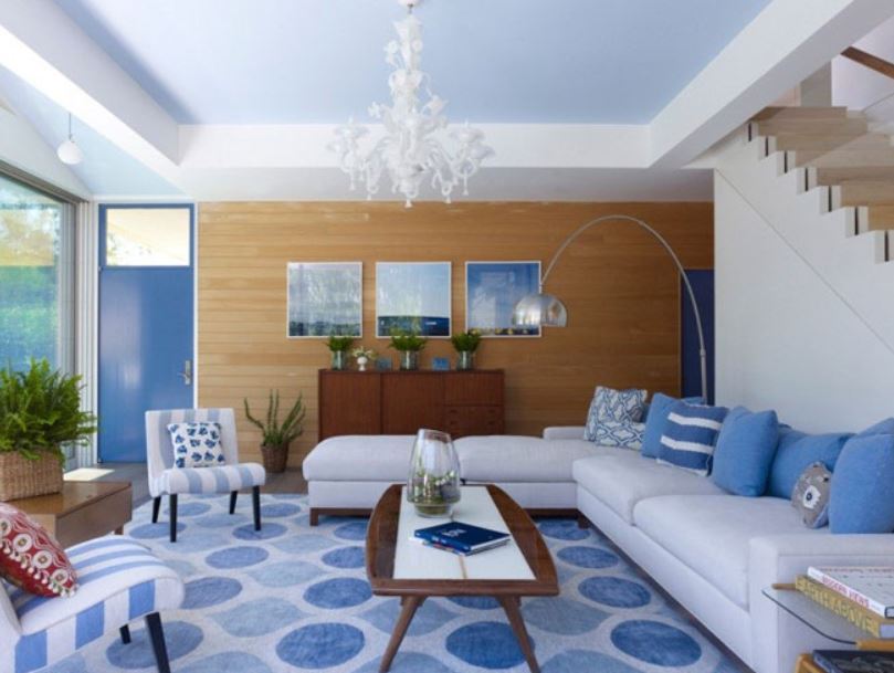Бледно-голубой потолок в сочетании с обстановкой в тон наполняет легкостью даже небольшое помещение