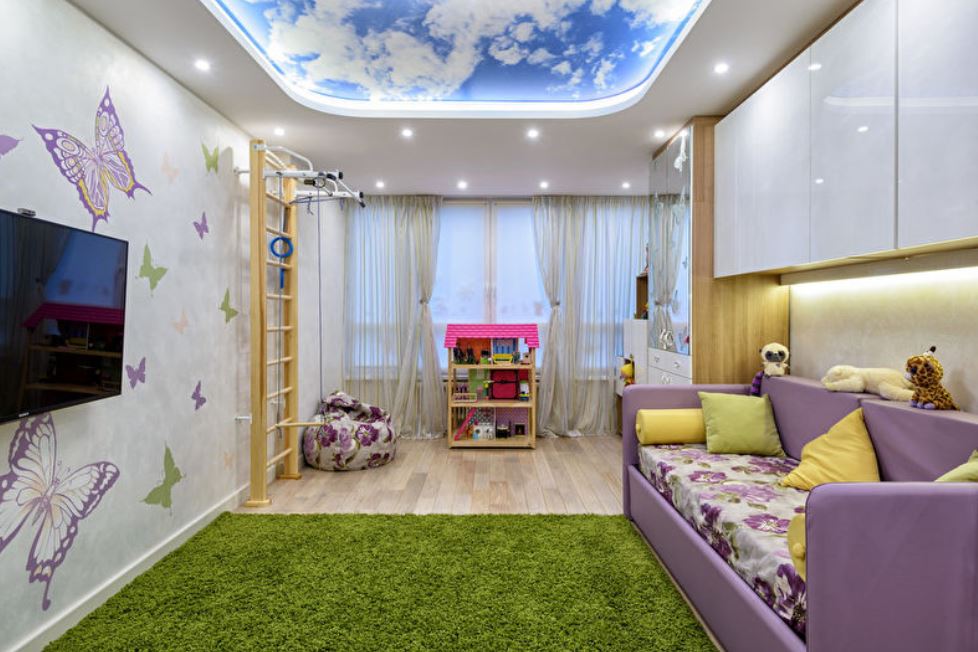 Натяжной потолок в детской комнате имитирует облачное небо