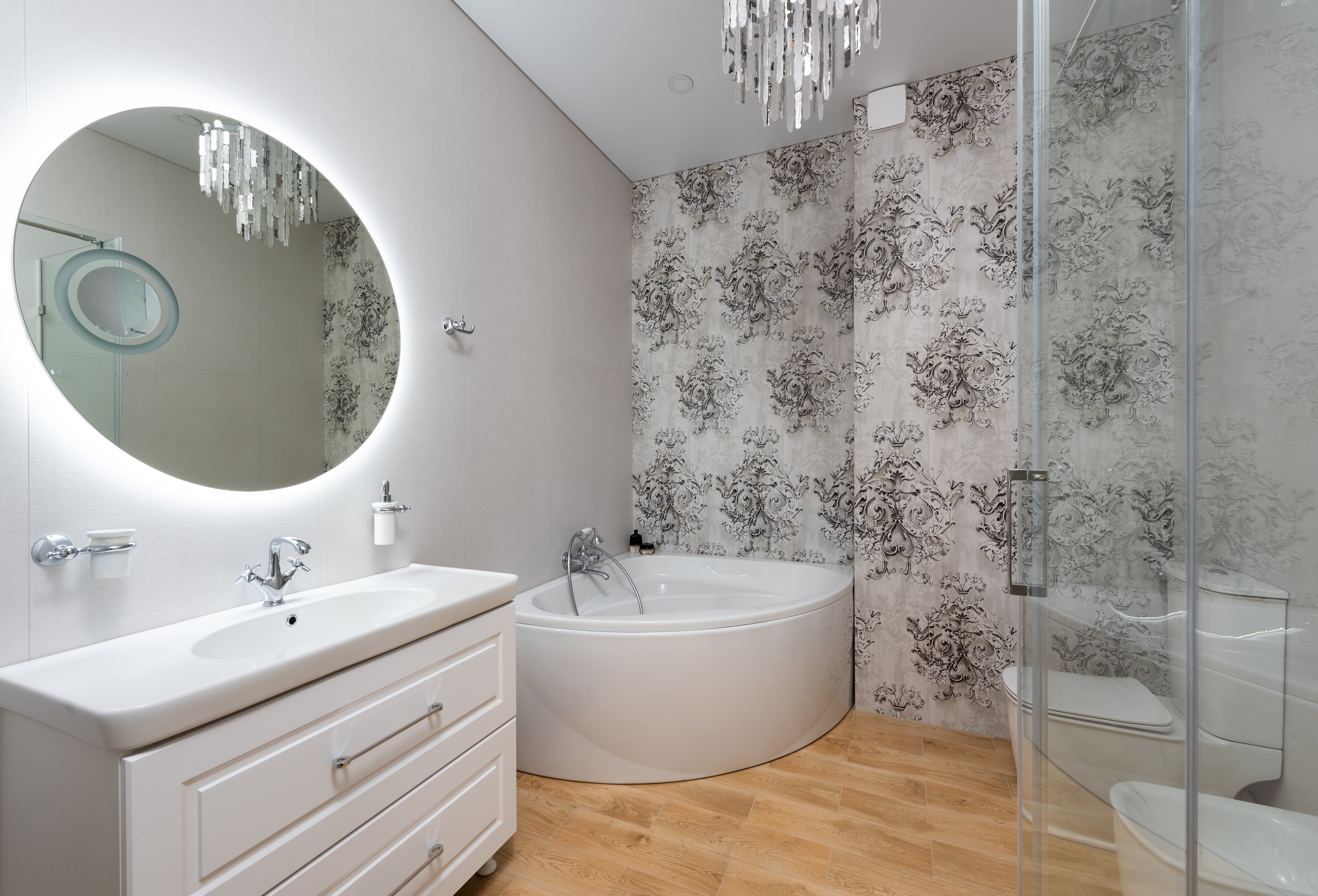 Пример освещения ванной комнаты с отделкой преимущественно в белом цвете.
