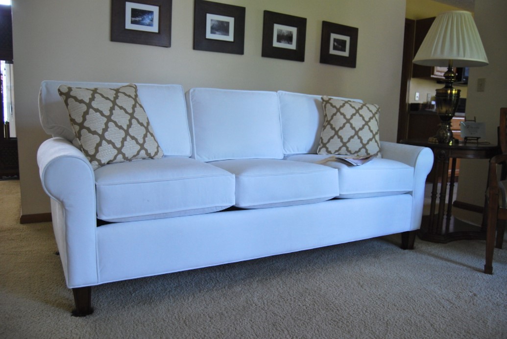 Белый диван с однотонной обивкой подойдет для классического или современного интерьера