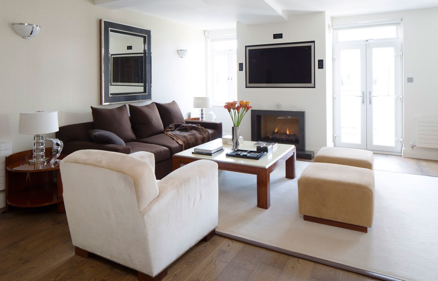 Темно-коричневый диван отлично гармонирует со светлым креслом в интерьере