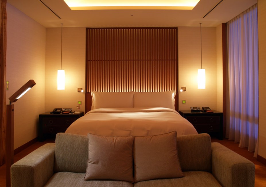 Оформление современной спальни в стиле хай-тек