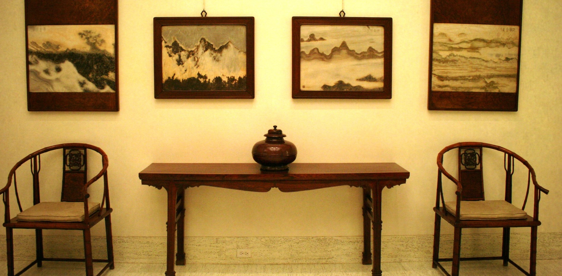В китайском интерьере используется мебель из бамбука с художественной резьбой