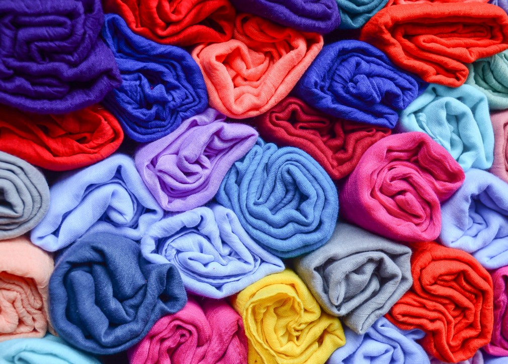 Шелковые ткани используются для изготовления покрывал и подушек