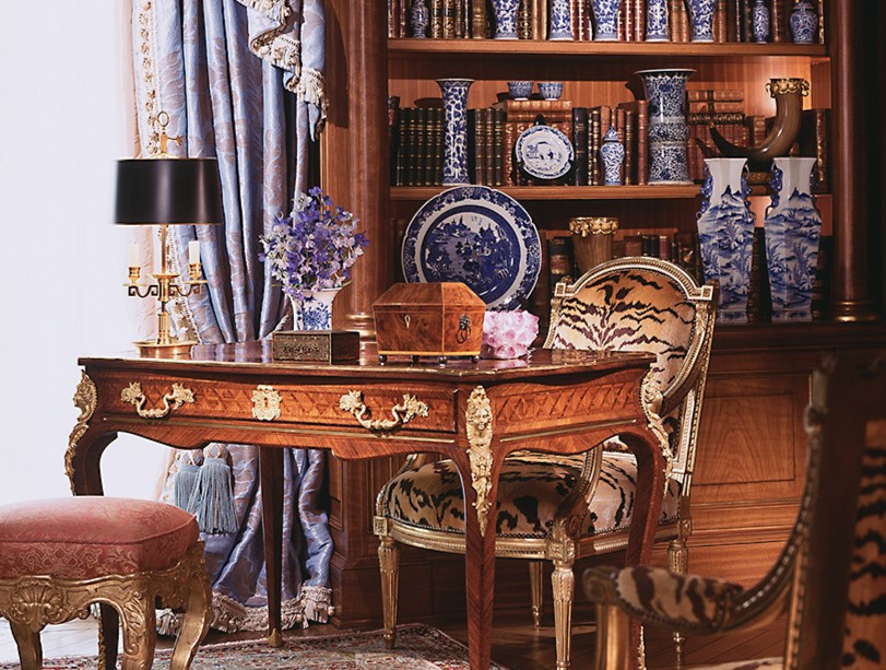 Резная мебель в китайском стиле отлично сочетается с декором в интерьере