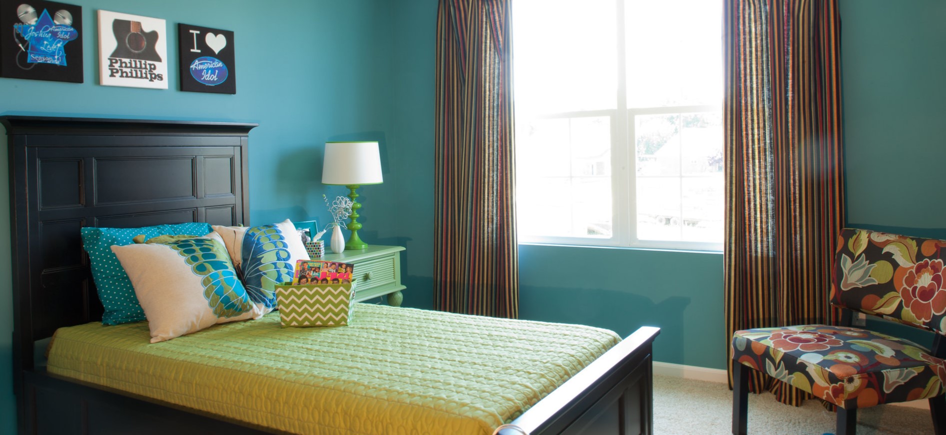 Уютная комната в голубом цвете