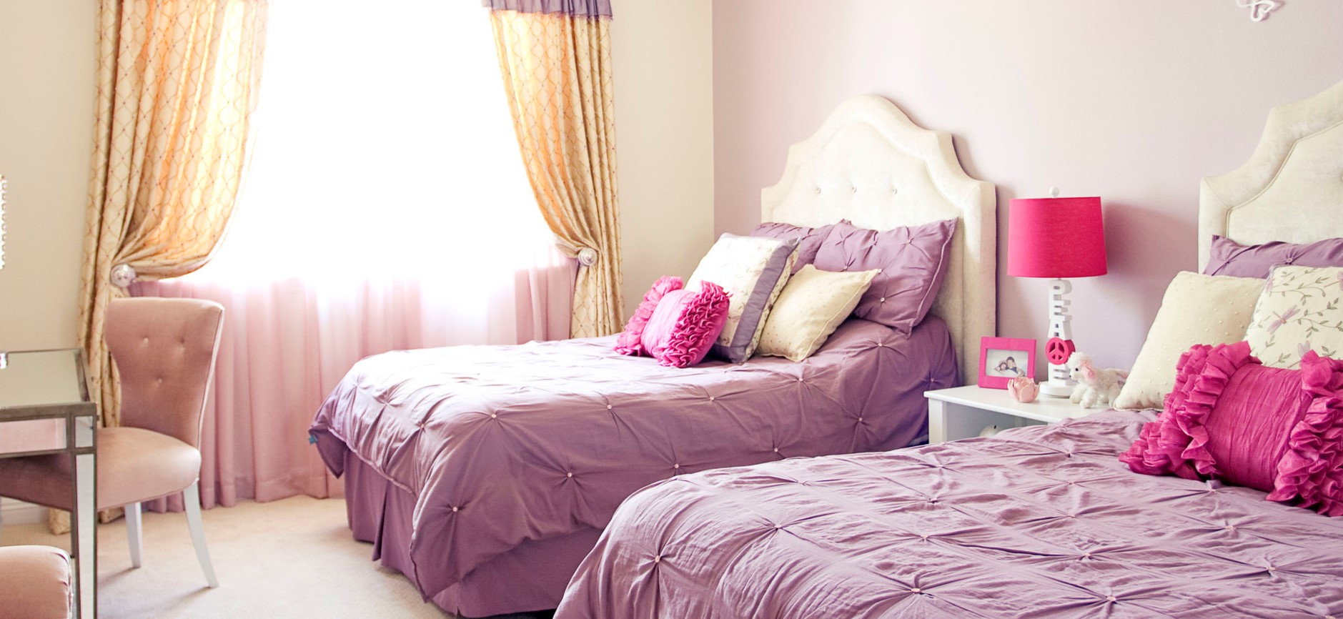 Спальня для двух девочек в фиолетовых тонах
