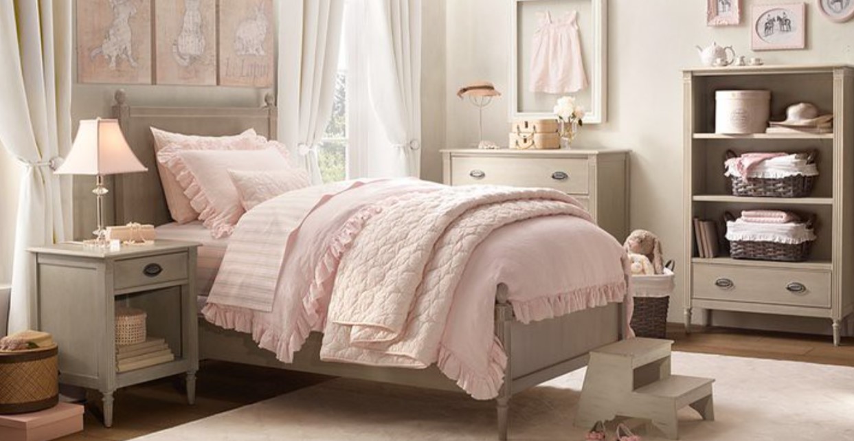 Небольшая спальня в светло-розовых оттенках