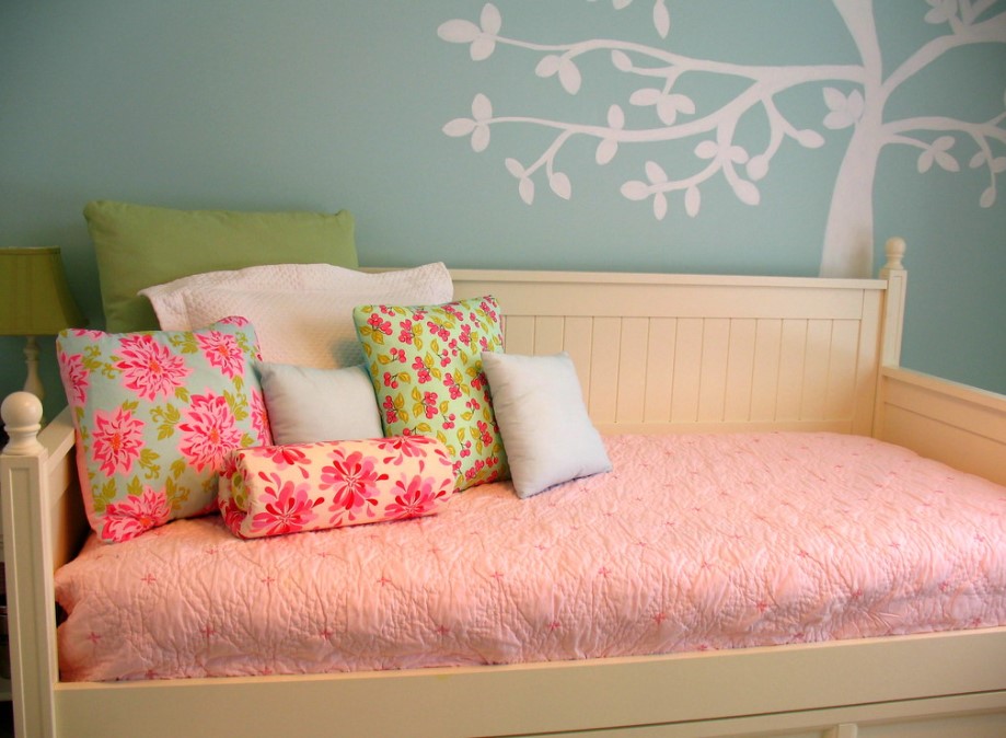 Яркие подушки для декора комнаты