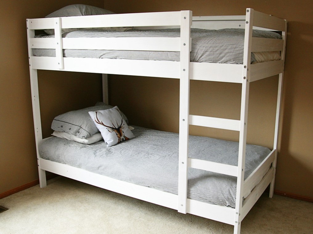 Кровать для комнаты небольшого размера